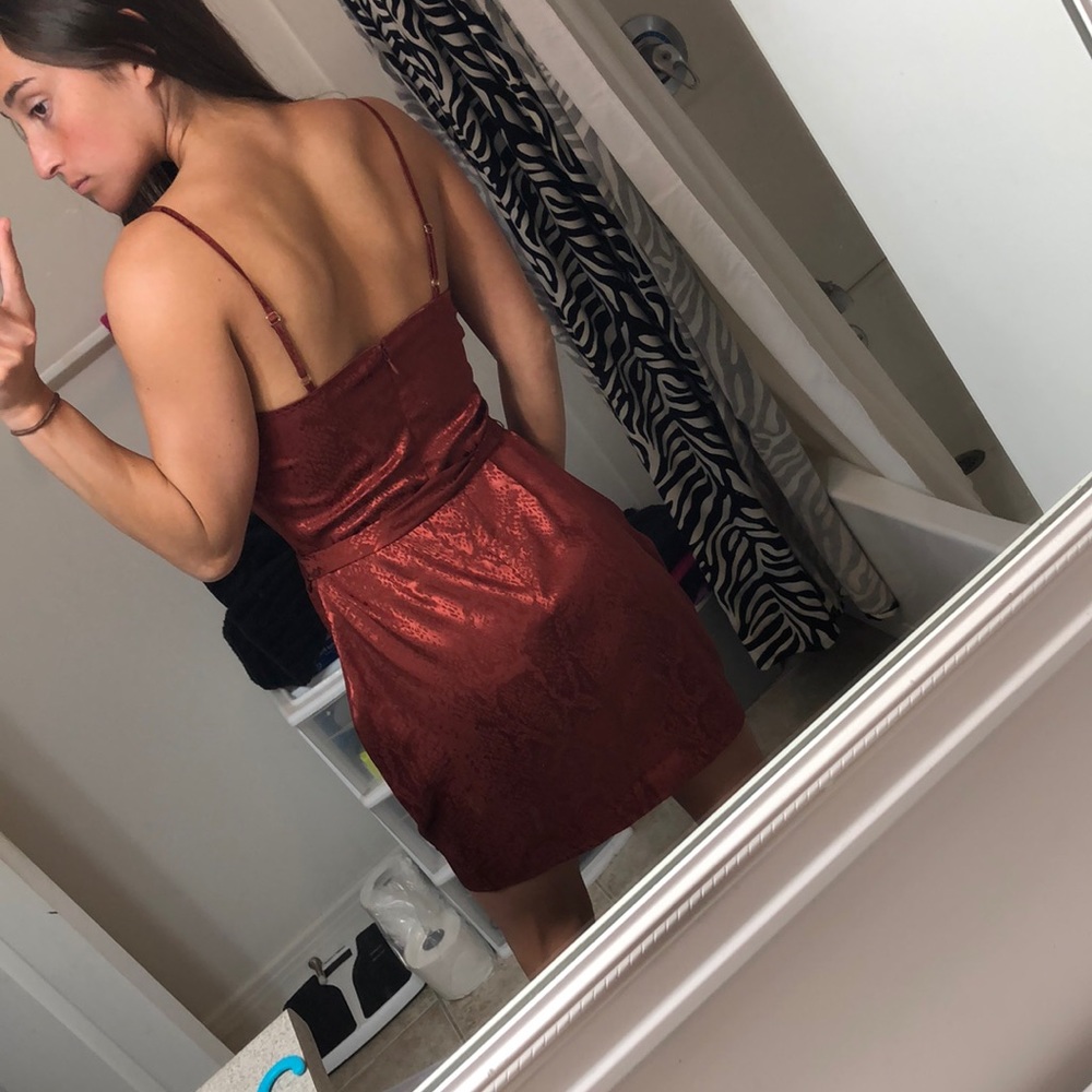 Adorable satin dress - Picture 2 of 4